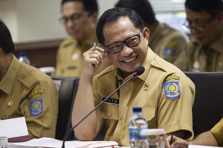 Menteri Dalam Negeri Tito Karnavian saat mengikuti rapat kerja dengan Komite I DPD di Kompleks Parlemen, Senayan, Jakarta. Foto : Antara/ Dhemas Reviyanto