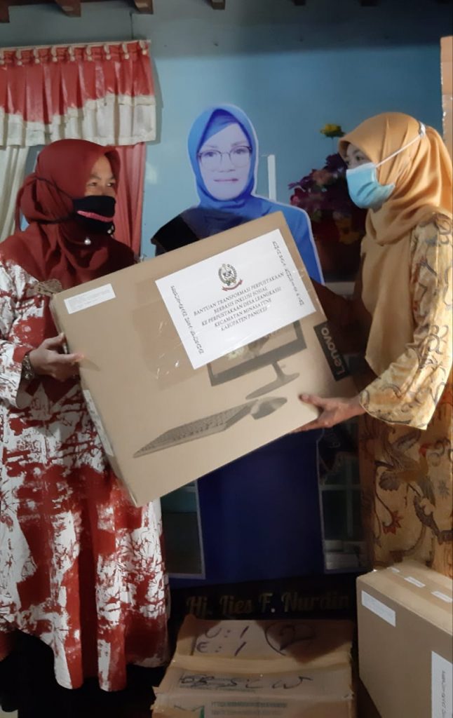 DPK Sulsel salurkan bantuan buku, rak buku dan komputer untuk TBM di Pangkep