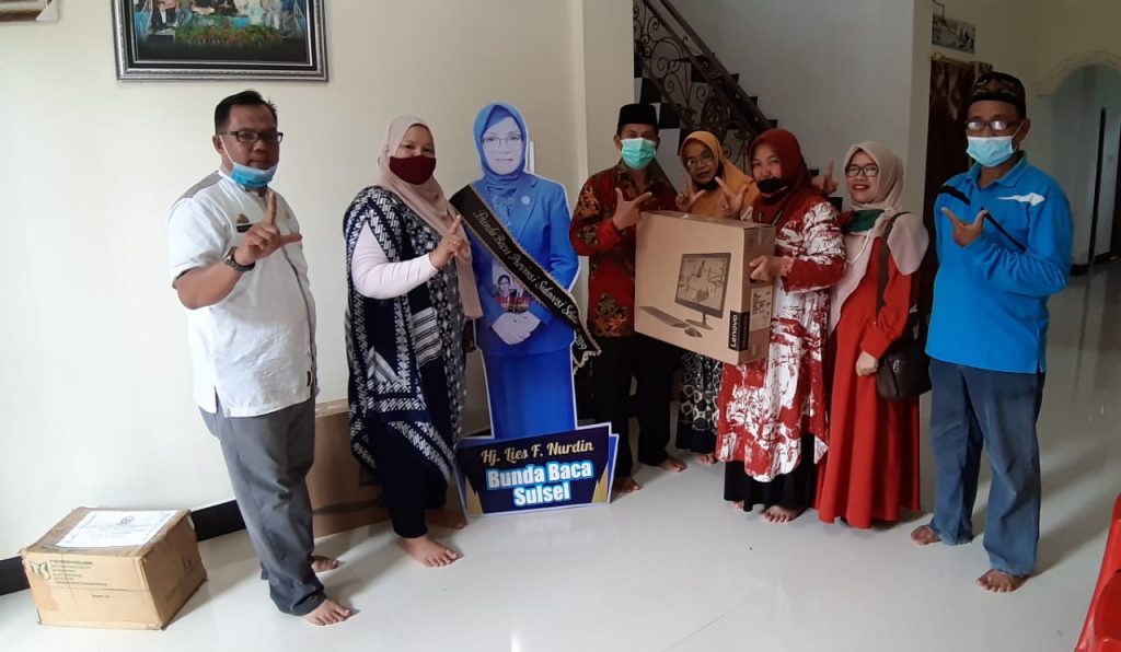 DPK Sulsel salurkan bantuan buku, rak buku dan komputer untuk TBM di Pangkep