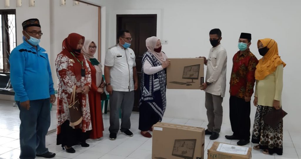 DPK Sulsel salurkan bantuan buku, rak buku dan komputer untuk TBM di Pangkep