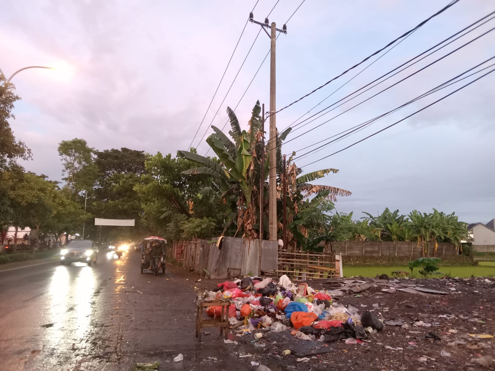Sampah Menumpuk Dan Berceceran dipinggir Jalan Mengganggu Pengguna Jalan