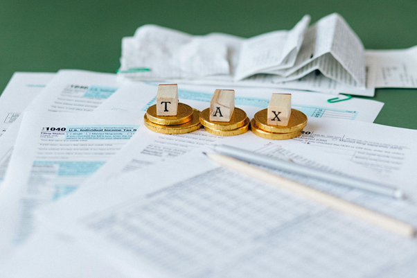 Sumber: https://www.pexels.com/photo/tax-documents-on-the-table-6863183/