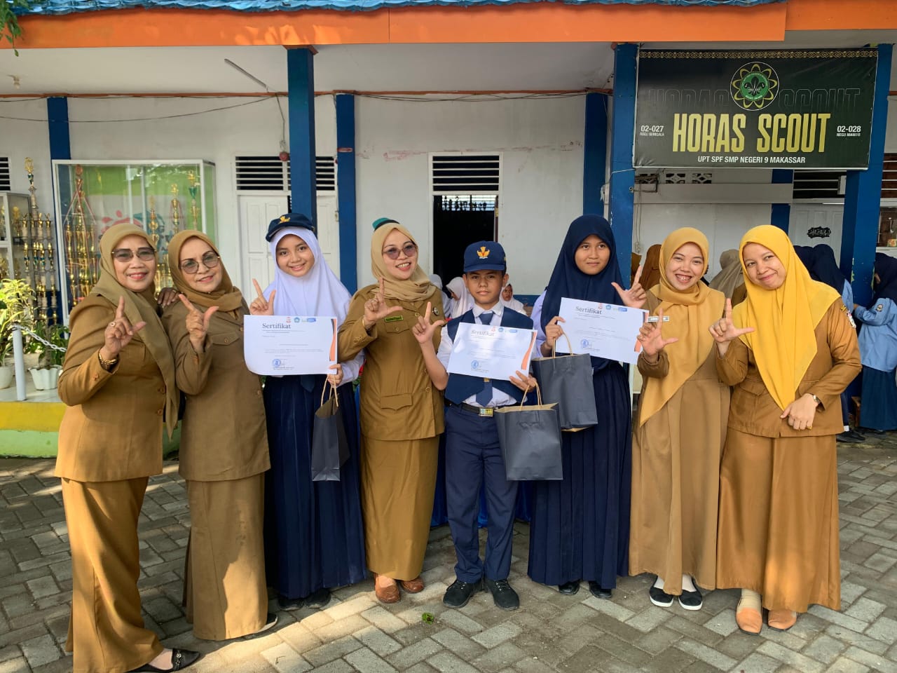 Foto Guru dan pemamng lomba Cerpen SMPN 9 Makassar
