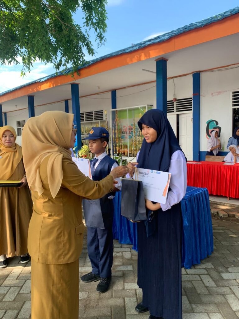 Kepala UPT SPF SMPN 9 Makassar, Ibu Hj Nirmaladewi, S.Pd., M.Pd, memberikan apresiasi kepada pemenang Lomba Cerpen di Sekolahnya, Senin (18/11/2024)