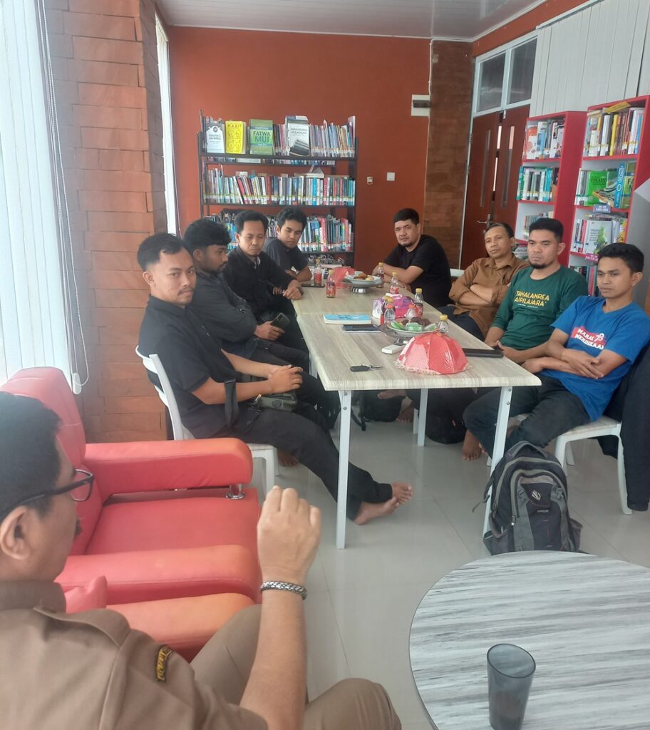 Diskusi Terpumpun Pegiat Literasi Gowa bersama Sekretaris Dinas Perpustakaan dan Kearsipan Kab Gowa di Gedung Layanan Perpustakaan Umum Kab. Gowa (24/12/2024). Foto: Irfan Latief