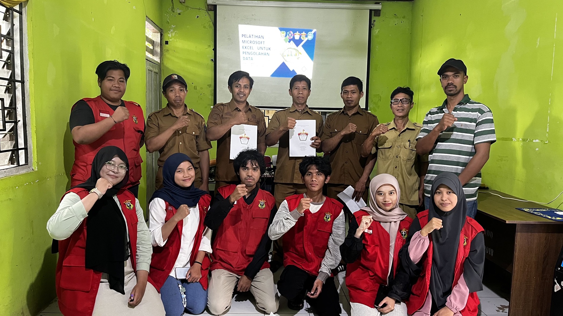 Mahasiswa KKN Tematik Unhas Gelombang 113 Gelar Pelatihan Microsoft Excel untuk Pengolahan Data kepada Staf Desa Mamampang