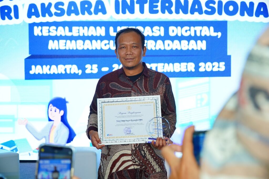 Dr Opik MPd, Ketua Pengurus Pusat Forum TBM seusai menerima penghargaan dari Kementerian Pendidikan Dasar dan Menengah, bertempat di Gedung Plasa Instan Berprestasi (Gedung A), Komplek Kementerian Pendidikan Dasar dan Menengah, Senayan, Jakarta. Jumat (26/09/2025).