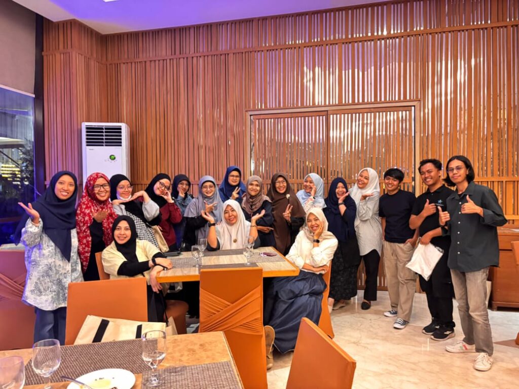 Berfoto bersama dengan kawan kawan dari Blogger AngingMammiri Makassar